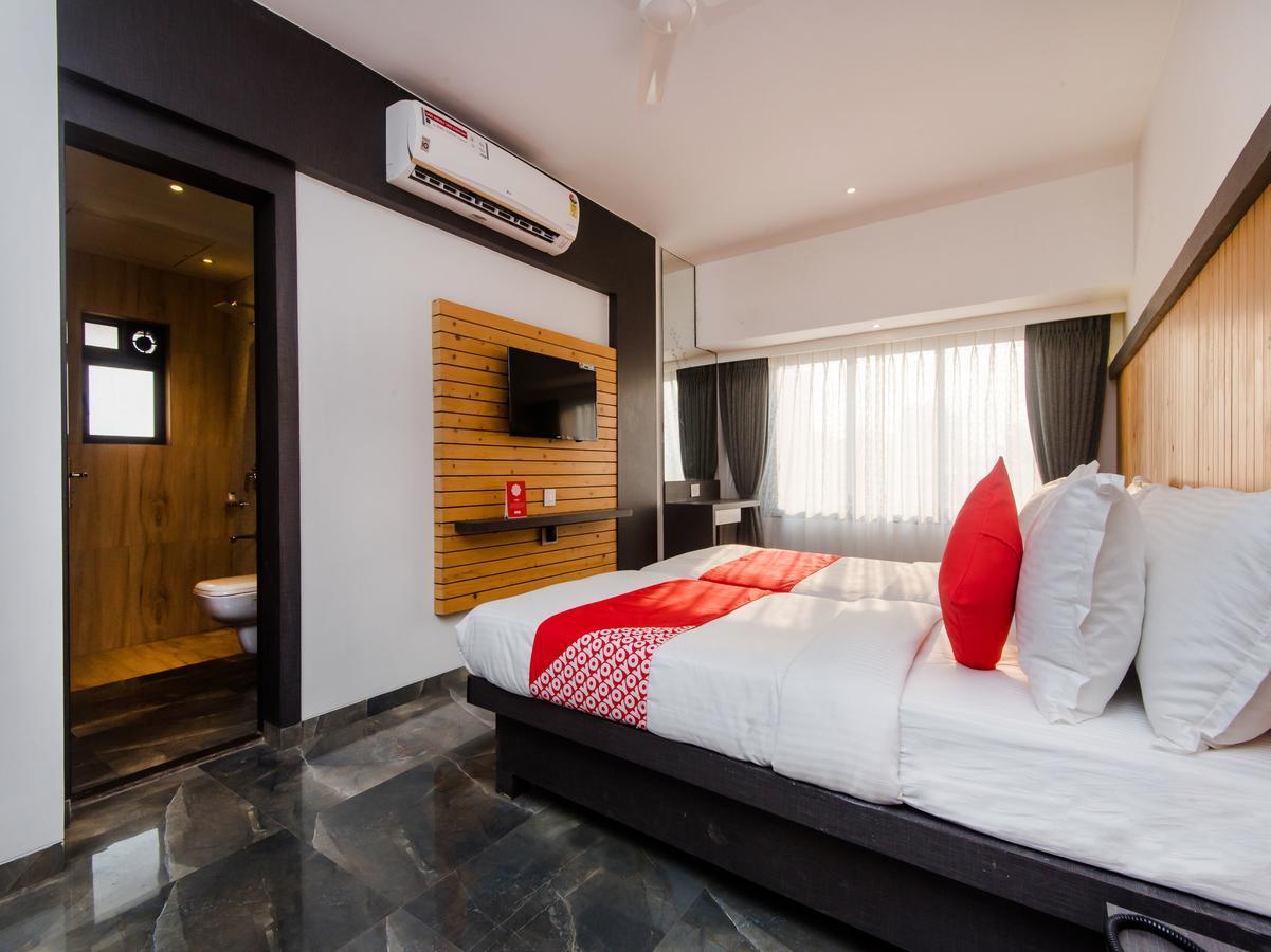 Oyo 13089 Hotel Gold Crest Navi Mumbai Dış mekan fotoğraf